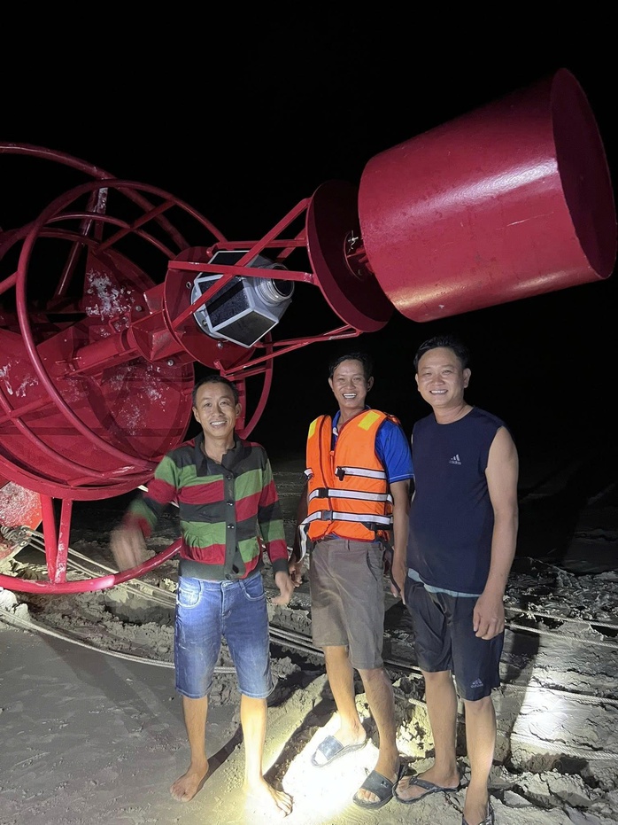 Quảng Trị mưa trắng trời, phao tiêu hàng hải dài 12m dạt vào bờ biển - Ảnh 2. Quảng Trị mưa trắng trời, phao tiêu hàng hải dài 12m dạt vào bờ biển - Ảnh 2.