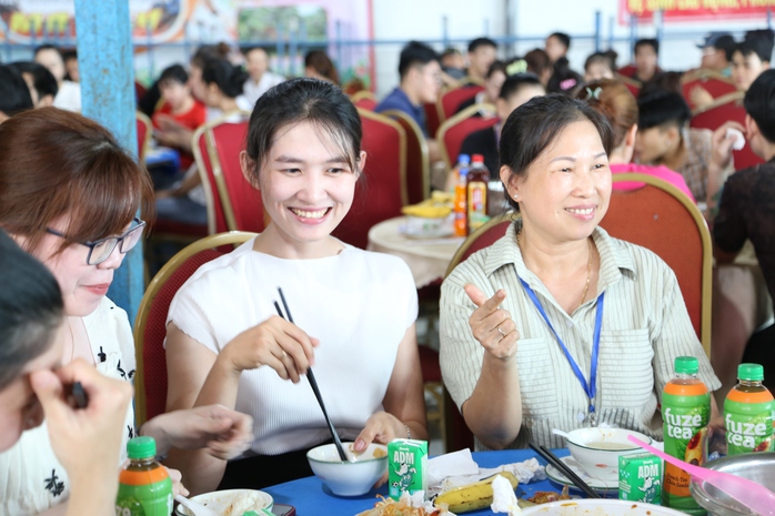 Suất cơm 100.000 đồng của công nhân ở TP HCM có gì?- Ảnh 6.