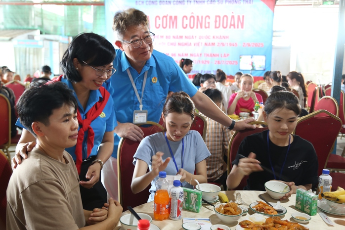 Suất cơm 100.000 đồng của công nhân ở TP HCM có gì?- Ảnh 3.
