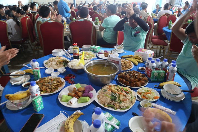 Suất cơm 100.000 đồng của công nhân ở TP HCM có gì?- Ảnh 4.