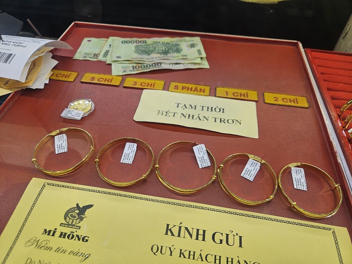 Giá vàng miếng SJC tăng mạnh Vượt dự báo , tạo cơn sốt trên thị trường - Ảnh 2. Giá vàng miếng SJC tăng mạnh Vượt dự báo , tạo cơn sốt trên thị trường - Ảnh 2.