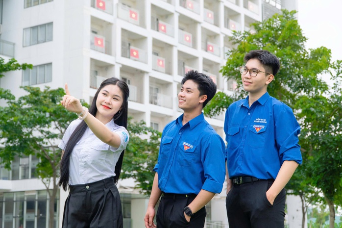 Nhà trường lì xì Tết Độc lập, sinh viên bắt trend "đã quá trường ơi!" - Ảnh 1.