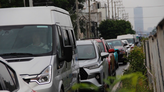 Cửa ngõ TP HCM “ngộp thở” ngày đầu nghỉ lễ 2-9 - Ảnh 7.