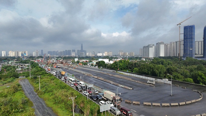 Cửa ngõ TP HCM “ngộp thở” ngày đầu nghỉ lễ 2-9 - Ảnh 3.