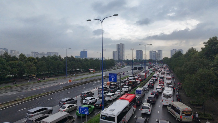 Cửa ngõ TP HCM “ngộp thở” ngày đầu nghỉ lễ 2-9 - Ảnh 1.