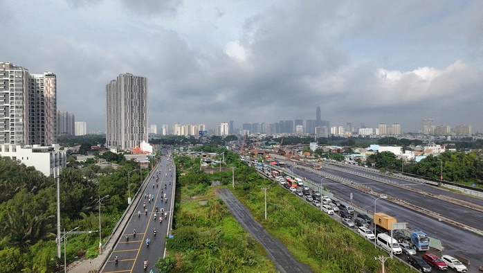 Cửa ngõ TP HCM “ngộp thở” ngày đầu nghỉ lễ 2-9 - Ảnh 5.