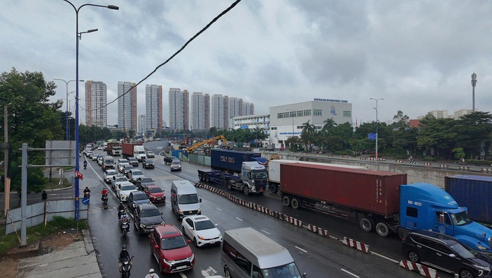 Cửa ngõ TP HCM “ngộp thở” ngày đầu nghỉ lễ 2-9 - Ảnh 9.