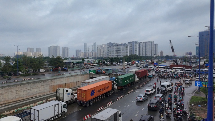 Cửa ngõ TP HCM “ngộp thở” ngày đầu nghỉ lễ 2-9 - Ảnh 4.