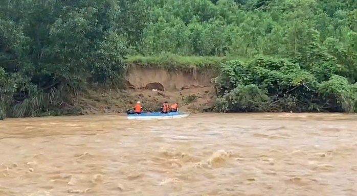 CLIP: Nghẹt thở giải cứu 5 người mắc kẹt gần 2 ngày vì lũ dữ chia cắt - Ảnh 3.