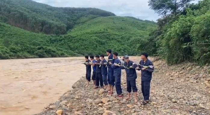 CLIP: Nghẹt thở giải cứu 5 người mắc kẹt gần 2 ngày vì lũ dữ chia cắt - Ảnh 1.