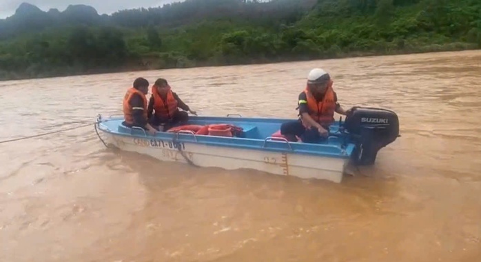 CLIP: Nghẹt thở giải cứu 5 người mắc kẹt gần 2 ngày vì lũ dữ chia cắt - Ảnh 2.