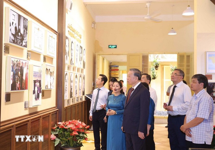 Tổng Bí thư Tô Lâm dâng hương tại nơi Chủ tịch Hồ Chí Minh viết Tuyên ngôn Độc lập- Ảnh 10. Tổng Bí thư Tô Lâm dâng hương tại nơi Chủ tịch Hồ Chí Minh viết Tuyên ngôn Độc lập- Ảnh 10.
