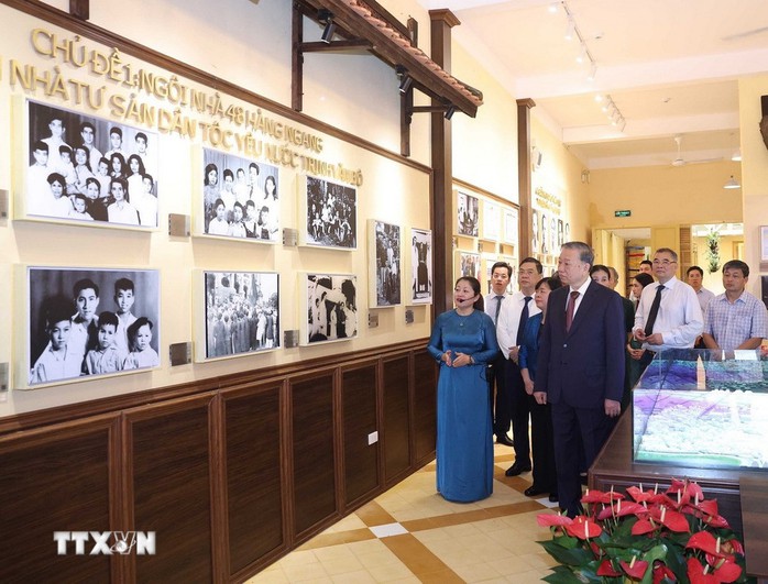 Tổng Bí thư Tô Lâm dâng hương tại nơi Chủ tịch Hồ Chí Minh viết Tuyên ngôn Độc lập- Ảnh 9. Tổng Bí thư Tô Lâm dâng hương tại nơi Chủ tịch Hồ Chí Minh viết Tuyên ngôn Độc lập- Ảnh 9.