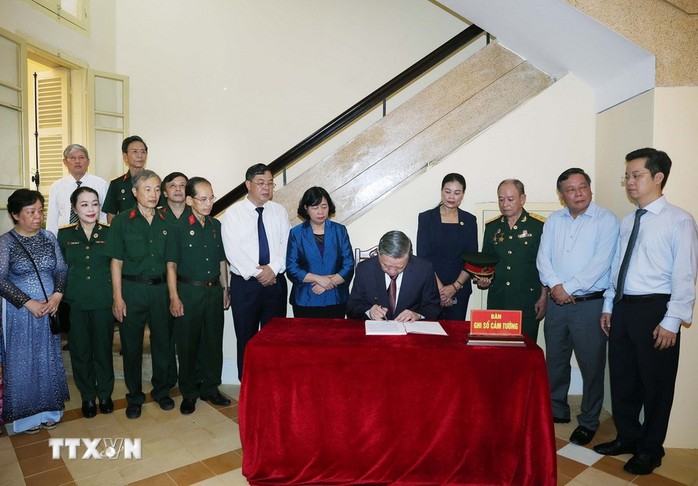 Tổng Bí thư Tô Lâm dâng hương tại nơi Chủ tịch Hồ Chí Minh viết Tuyên ngôn Độc lập- Ảnh 13. Tổng Bí thư Tô Lâm dâng hương tại nơi Chủ tịch Hồ Chí Minh viết Tuyên ngôn Độc lập- Ảnh 13.
