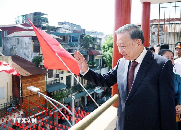 Tổng Bí thư Tô Lâm dâng hương tại nơi Chủ tịch Hồ Chí Minh viết Tuyên ngôn Độc lập- Ảnh 14. Tổng Bí thư Tô Lâm dâng hương tại nơi Chủ tịch Hồ Chí Minh viết Tuyên ngôn Độc lập- Ảnh 14.