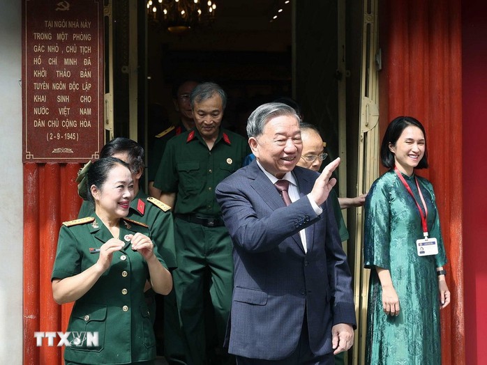 Tổng Bí thư Tô Lâm dâng hương tại nơi Chủ tịch Hồ Chí Minh viết Tuyên ngôn Độc lập- Ảnh 16. Tổng Bí thư Tô Lâm dâng hương tại nơi Chủ tịch Hồ Chí Minh viết Tuyên ngôn Độc lập- Ảnh 16.