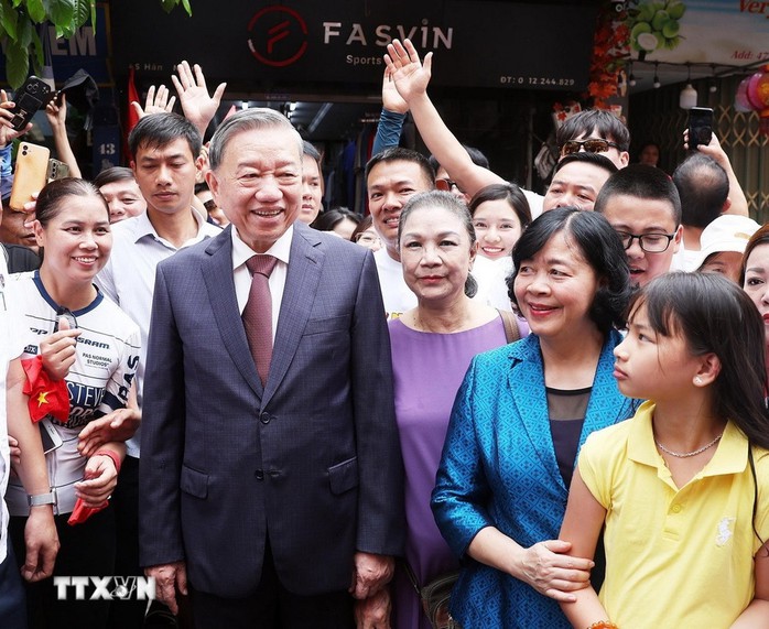Tổng Bí thư Tô Lâm dâng hương tại nơi Chủ tịch Hồ Chí Minh viết Tuyên ngôn Độc lập- Ảnh 17. Tổng Bí thư Tô Lâm dâng hương tại nơi Chủ tịch Hồ Chí Minh viết Tuyên ngôn Độc lập- Ảnh 17.