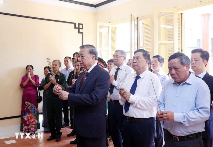 Tổng Bí thư Tô Lâm dâng hương tại nơi Chủ tịch Hồ Chí Minh viết Tuyên ngôn Độc lập- Ảnh 1. Tổng Bí thư Tô Lâm dâng hương tại nơi Chủ tịch Hồ Chí Minh viết Tuyên ngôn Độc lập- Ảnh 1.