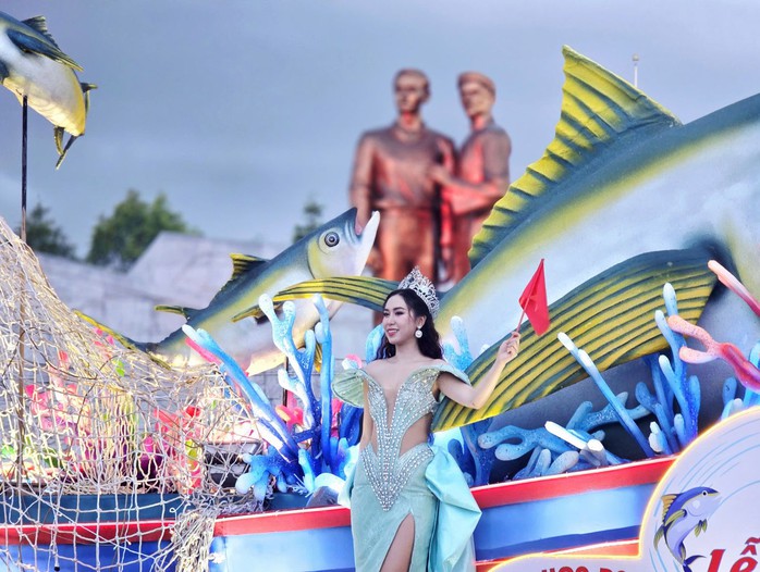 Gia Lai tưng bừng lễ hội đường phố “Sắc màu biển cả”- Ảnh 5. Gia Lai tưng bừng lễ hội đường phố “Sắc màu biển cả”- Ảnh 5.