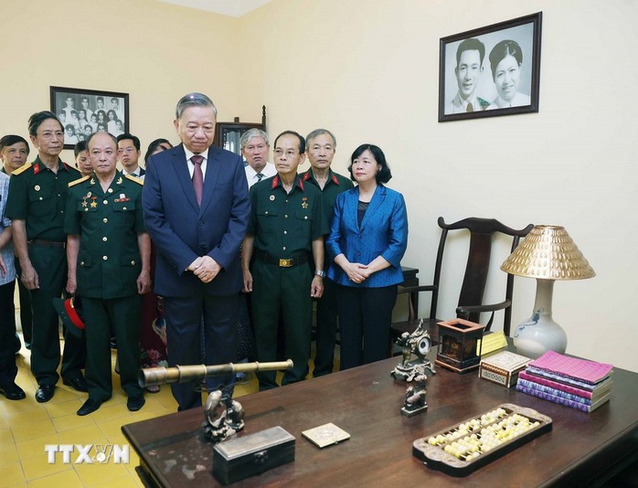 Tổng Bí thư Tô Lâm dâng hương tại nơi Chủ tịch Hồ Chí Minh viết Tuyên ngôn Độc lập- Ảnh 8. Tổng Bí thư Tô Lâm dâng hương tại nơi Chủ tịch Hồ Chí Minh viết Tuyên ngôn Độc lập- Ảnh 8.