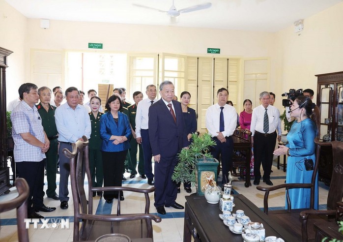 Tổng Bí thư Tô Lâm dâng hương tại nơi Chủ tịch Hồ Chí Minh viết Tuyên ngôn Độc lập- Ảnh 7. Tổng Bí thư Tô Lâm dâng hương tại nơi Chủ tịch Hồ Chí Minh viết Tuyên ngôn Độc lập- Ảnh 7.