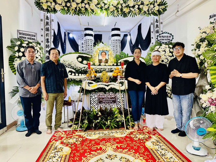 Trịnh Kim Chi, Minh Nhí, Quyền Linh nghẹn ngào tiễn biệt Nhà giáo ưu tú, đạo diễn Nguyễn Văn Phúc- Ảnh 4. Trịnh Kim Chi, Minh Nhí, Quyền Linh nghẹn ngào tiễn biệt Nhà giáo ưu tú, đạo diễn Nguyễn Văn Phúc- Ảnh 4.