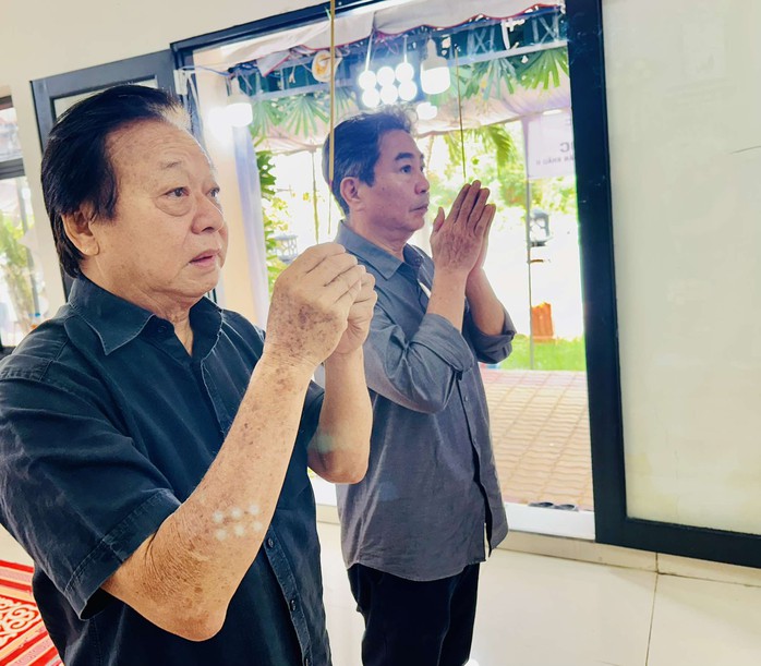 Trịnh Kim Chi, Minh Nhí, Quyền Linh nghẹn ngào tiễn biệt Nhà giáo ưu tú, đạo diễn Nguyễn Văn Phúc- Ảnh 1. Trịnh Kim Chi, Minh Nhí, Quyền Linh nghẹn ngào tiễn biệt Nhà giáo ưu tú, đạo diễn Nguyễn Văn Phúc- Ảnh 1.