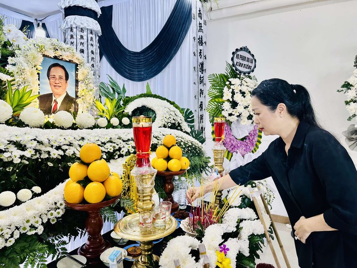 Trịnh Kim Chi, Minh Nhí, Quyền Linh nghẹn ngào tiễn biệt Nhà giáo ưu tú, đạo diễn Nguyễn Văn Phúc- Ảnh 3. Trịnh Kim Chi, Minh Nhí, Quyền Linh nghẹn ngào tiễn biệt Nhà giáo ưu tú, đạo diễn Nguyễn Văn Phúc- Ảnh 3.