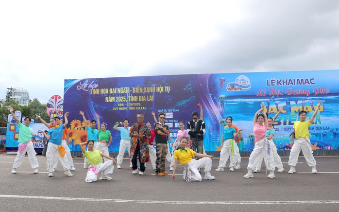 Gia Lai tưng bừng lễ hội đường phố “Sắc màu biển cả”- Ảnh 7. Gia Lai tưng bừng lễ hội đường phố “Sắc màu biển cả”- Ảnh 7.
