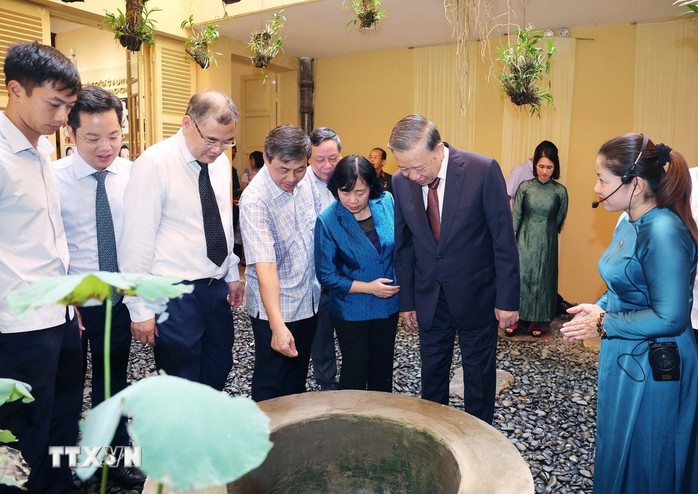Tổng Bí thư Tô Lâm dâng hương tại nơi Chủ tịch Hồ Chí Minh viết Tuyên ngôn Độc lập- Ảnh 11. Tổng Bí thư Tô Lâm dâng hương tại nơi Chủ tịch Hồ Chí Minh viết Tuyên ngôn Độc lập- Ảnh 11.