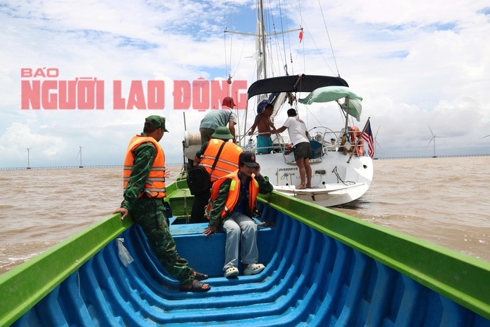 Thuyền buồm gặp sự cố ngòai khơi Cà Mau: Cứu hộ và điều tra tình hình - Ảnh 3. Thuyền buồm gặp sự cố ngòai khơi Cà Mau: Cứu hộ và điều tra tình hình - Ảnh 3.