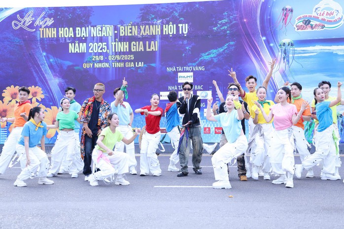 Gia Lai tưng bừng lễ hội đường phố “Sắc màu biển cả”- Ảnh 14. Gia Lai tưng bừng lễ hội đường phố “Sắc màu biển cả”- Ảnh 14.