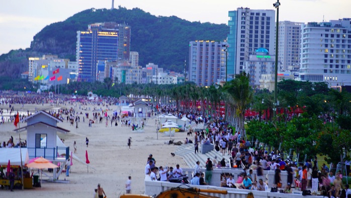 Biển Vũng Tàu kín đặc du khách - Ảnh 5.