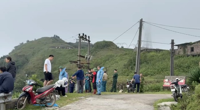 Phát hiện thi thể đang phân hủy trong ô tô dập nát dưới vực sâu núi Mẫu Sơn- Ảnh 1. Phát hiện thi thể đang phân hủy trong ô tô dập nát dưới vực sâu núi Mẫu Sơn- Ảnh 1.