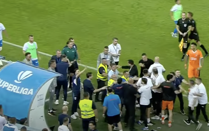 Thẻ đỏ khó tin tại UEFA Europa Conference- Ảnh 2. Thẻ đỏ khó tin tại UEFA Europa Conference- Ảnh 2.