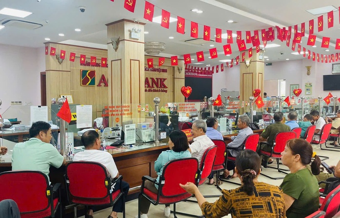 Agribank làm việc xuyên lễ để đảm bảo tặng quà kịp thời cho người dân dịp Quốc khánh 2-9- Ảnh 1.