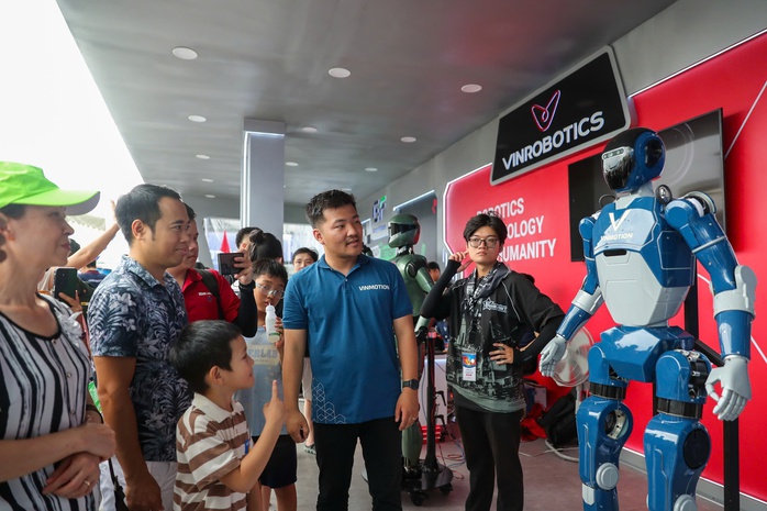 "Cười ra nước mắt" với robot hình người của Vingroup- Ảnh 1. "Cười ra nước mắt" với robot hình người của Vingroup- Ảnh 1.