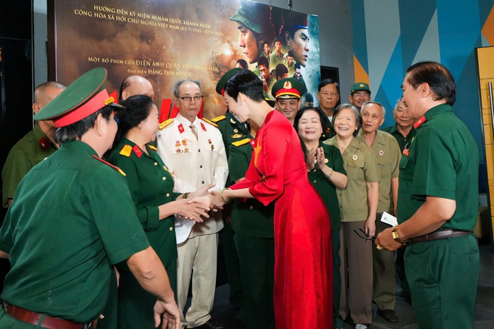 Siêu mẫu Xuân Lan tri ân cựu chiến binh cách đặc biệt - Ảnh 1.