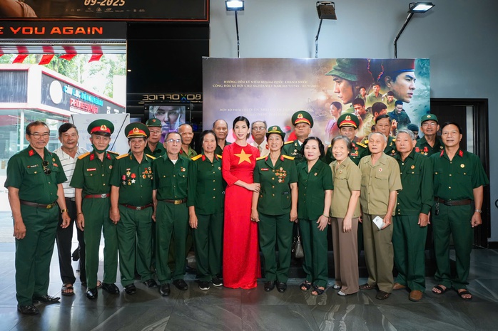 Siêu mẫu Xuân Lan tri ân cựu chiến binh cách đặc biệt - Ảnh 2.