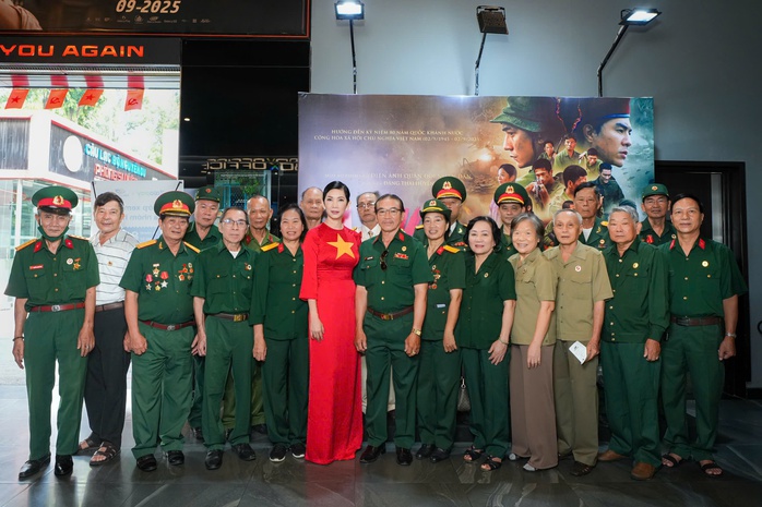 Siêu mẫu Xuân Lan tri ân cựu chiến binh cách đặc biệt - Ảnh 4.