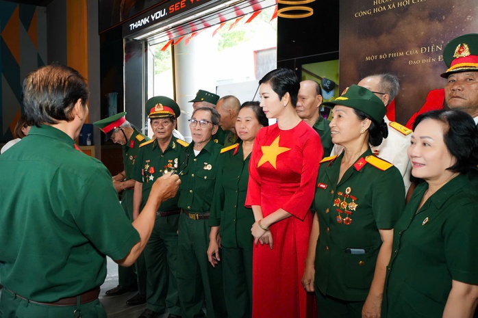 Siêu mẫu Xuân Lan tri ân cựu chiến binh cách đặc biệt - Ảnh 5.
