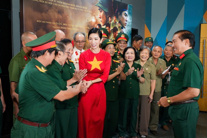 Siêu mẫu Xuân Lan tri ân cựu chiến binh cách đặc biệt - Ảnh 3.