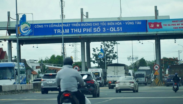 Dừng thu phí đã lâu, 3 trạm BOT trên Quốc lộ 51 vẫn án ngữ - Ảnh 1.