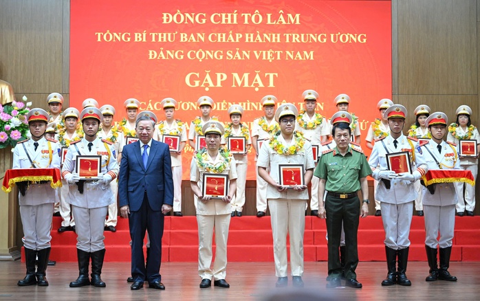 Tổng Bí thư Tô Lâm nhấn mạnh tôn vinh gương người tốt , việc tốt trong bảo vệ an ninh Tổ quốc - Ảnh 2. Tổng Bí thư Tô Lâm nhấn mạnh tôn vinh gương người tốt , việc tốt trong bảo vệ an ninh Tổ quốc - Ảnh 2.