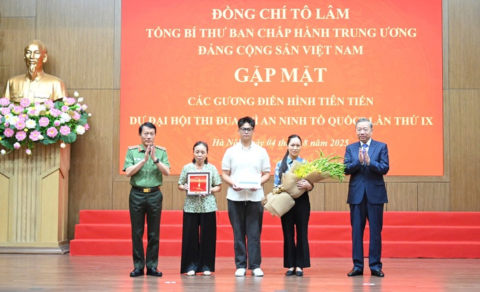 Tổng Bí thư Tô Lâm nhấn mạnh tôn vinh gương người tốt , việc tốt trong bảo vệ an ninh Tổ quốc - Ảnh 3. Tổng Bí thư Tô Lâm nhấn mạnh tôn vinh gương người tốt , việc tốt trong bảo vệ an ninh Tổ quốc - Ảnh 3.