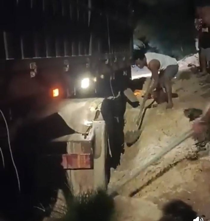 Người dân Đà Nẵng giải cứu tài xế người Lào mắc kẹt xe tải trên biển - Ảnh 3. Người dân Đà Nẵng giải cứu tài xế người Lào mắc kẹt xe tải trên biển - Ảnh 3.
