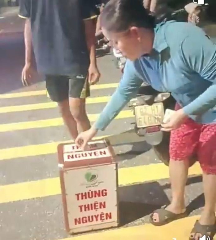 Người dân Đà Nẵng giải cứu tài xế người Lào mắc kẹt xe tải trên biển - Ảnh 4. Người dân Đà Nẵng giải cứu tài xế người Lào mắc kẹt xe tải trên biển - Ảnh 4.