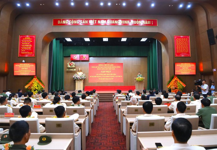 Tổng Bí thư Tô Lâm gặp mặt điển hình tiên tiến CAND tại Đại hội thi đua lần thứ IX - Ảnh 6. Tổng Bí thư Tô Lâm gặp mặt điển hình tiên tiến CAND tại Đại hội thi đua lần thứ IX - Ảnh 6.