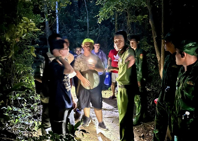 Giải cứu 6 người trẻ bị lạc trên núi Minh Đạm, TP HCM- Ảnh 1. Giải cứu 6 người trẻ bị lạc trên núi Minh Đạm, TP HCM- Ảnh 1.