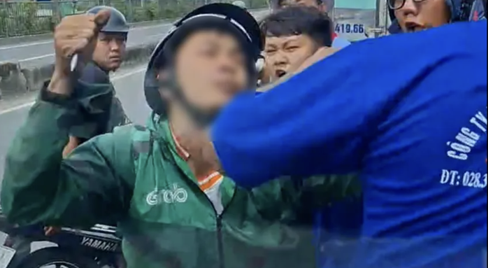 Lý do người đàn ông chặn ô tô, dùng gậy sắt đập kính chiếu hậu- Ảnh 1.